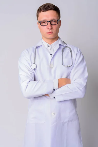 Portré fiatalember orvos karokkal keresztbe — Stock Fotó