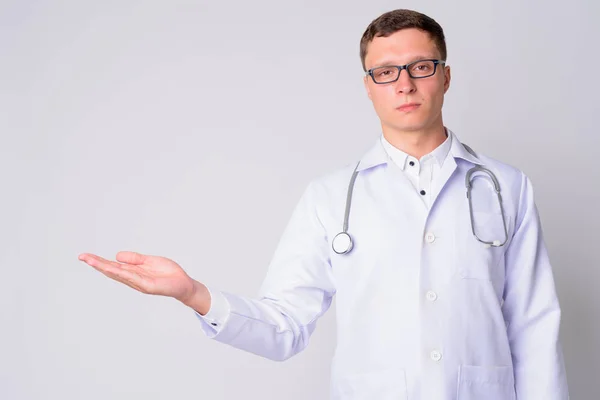 Portret młodego mężczyzny lekarza pokazujący coś — Zdjęcie stockowe