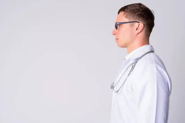 Vue du profil de jeune homme médecin portant des lunettes — Photo