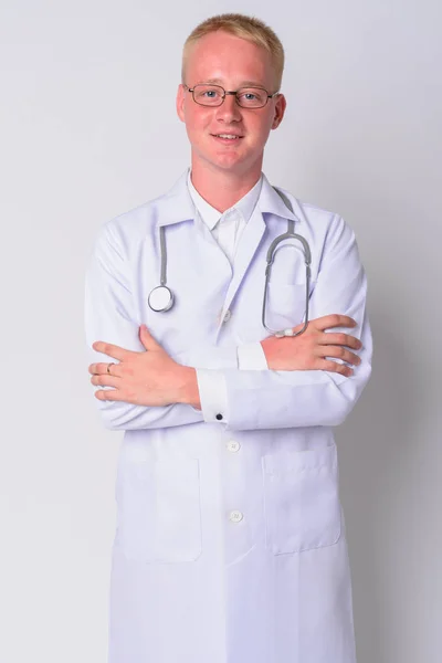 Retrato del joven y feliz rubio doctor sonriendo con los brazos cruzados — Foto de Stock