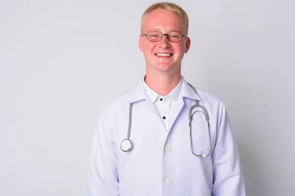 Retrato de jovem loira feliz médico sorrindo — Fotografia de Stock