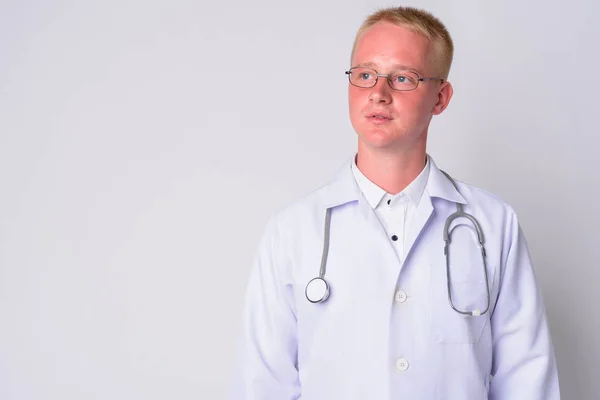 Retrato de jovem loira homem médico pensando — Fotografia de Stock