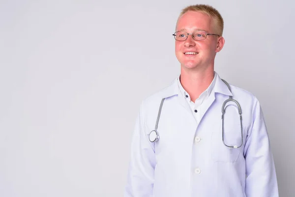 Retrato de joven feliz hombre rubio médico pensando —  Fotos de Stock