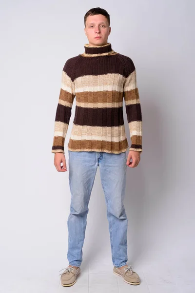 タートルネックセーターを着た若い男のフルボディショット — ストック写真