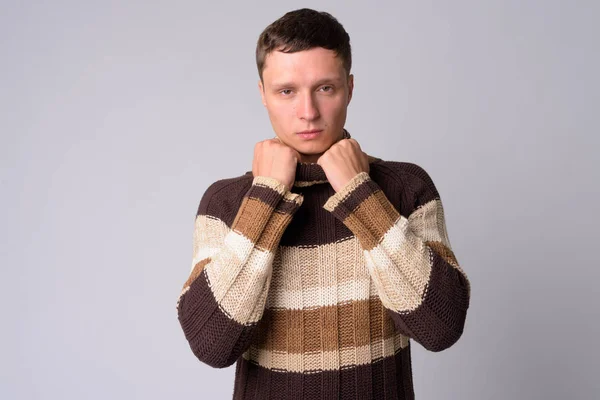 Portré fiatalember gazdaság garbó pulóver — Stock Fotó