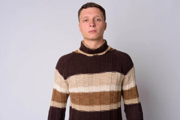 Portrait de jeune homme portant un pull col roulé — Photo