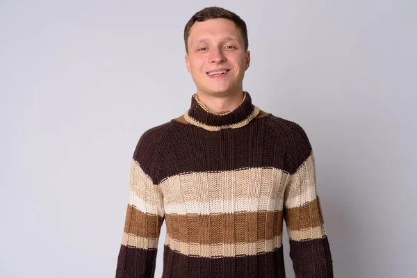 Портрет счастливого молодого человека с улыбающимся свитером в водолазке — стоковое фото