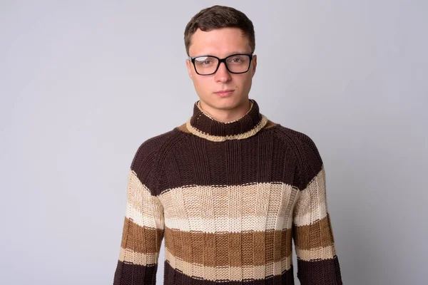 Portrait de jeune homme portant des lunettes prêtes pour l'hiver — Photo