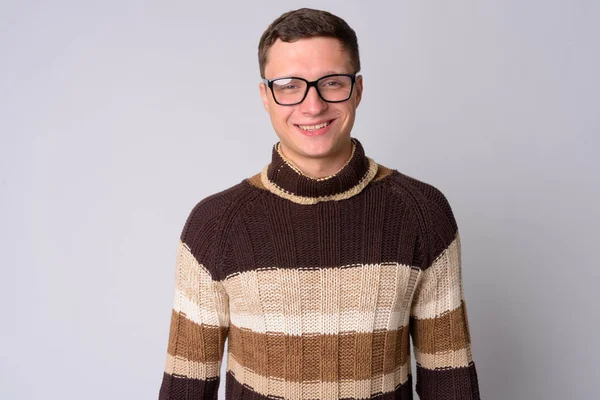 Portrait de jeune homme heureux avec des lunettes souriantes et prêtes pour l'hiver — Photo
