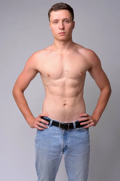 Estudio de tiro de joven musculoso hombre sin camisa —  Fotos de Stock