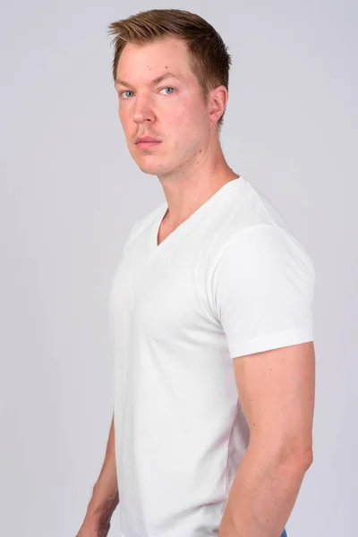 Profile view of fiatal jóképű férfi látszó kamera — Stock Fotó
