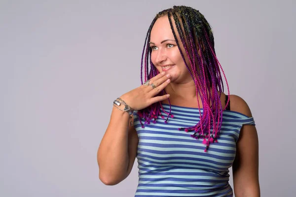 Retrato de mulher rebelde feliz com dreadlocks pensando e rindo — Fotografia de Stock