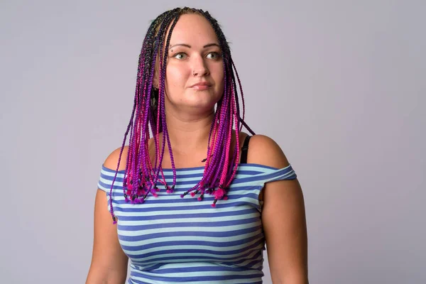 Porträt einer rebellischen Frau mit Dreadlocks — Stockfoto