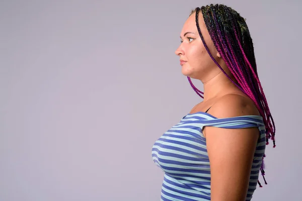 Vista de perfil de mujer rebelde con rastas — Foto de Stock