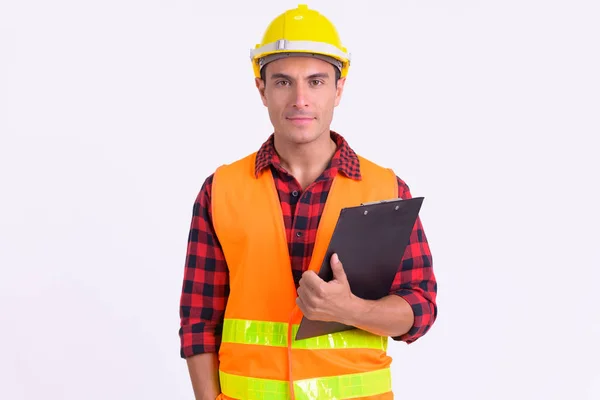 Junger hübscher hispanischer Mann Bauarbeiter mit Klemmbrett — Stockfoto