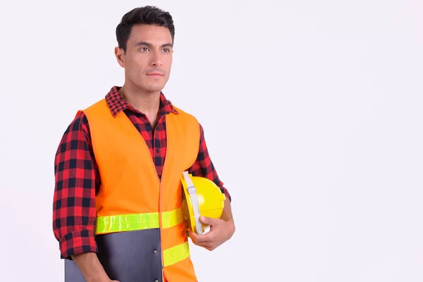 Junger hübscher hispanischer Mann Bauarbeiter denkt — Stockfoto