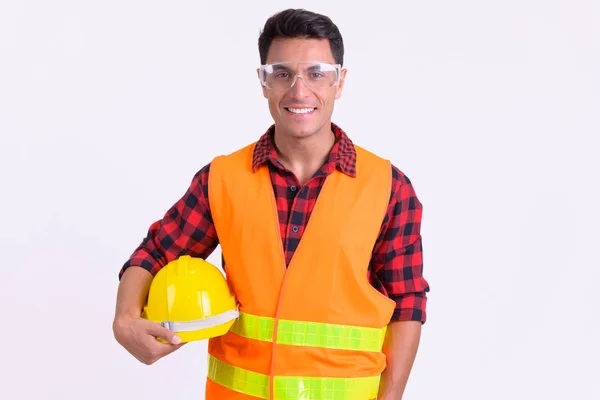 Joven feliz hispano trabajador de la construcción con gafas protectoras sonriendo —  Fotos de Stock