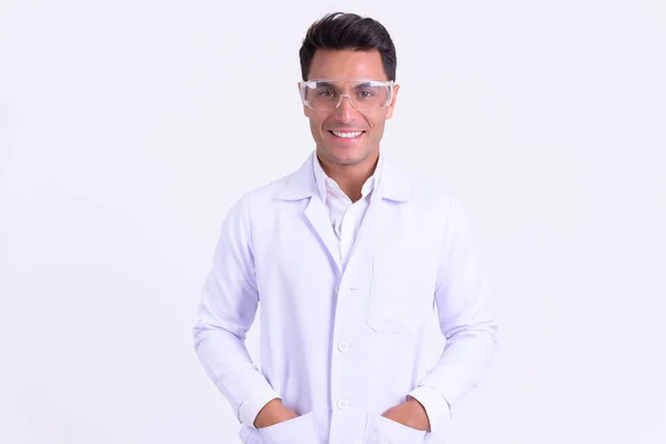 Jeune homme heureux médecin hispanique avec des lunettes de protection souriant — Photo