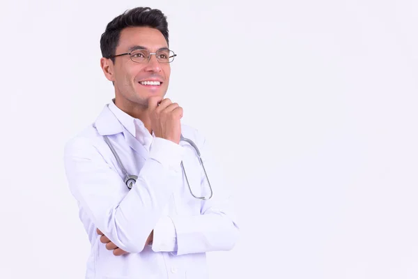 若い幸せなヒスパニック系の男性医師の思考と検索 — ストック写真