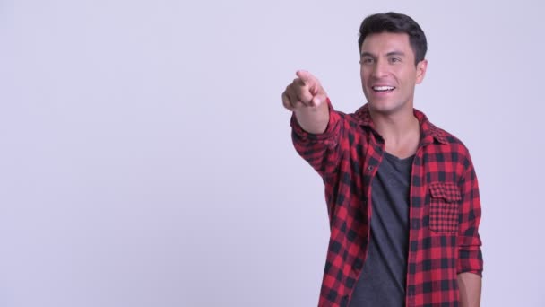 Lycklig ung spansktalande hipster man pekar finger och ser förvånad — Stockvideo