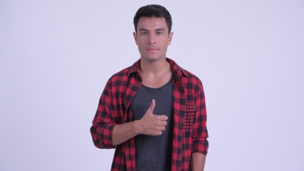 Gelukkige jonge Spaanse hipster man geven thumbs up — Stockvideo