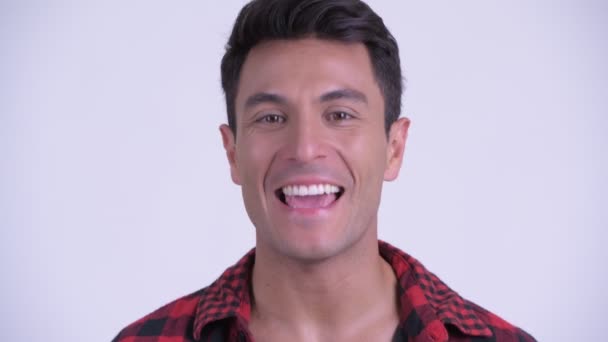 Обличчям щасливого молодого латиноамериканського Hipster людина киваючи головою так — стокове відео