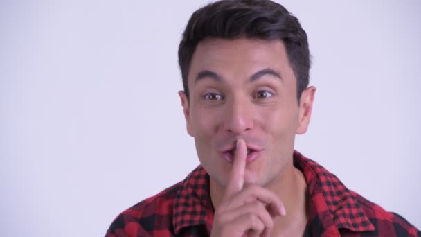 Лицо счастливого молодого латиноамериканского хипстера с пальцем на губах — стоковое видео