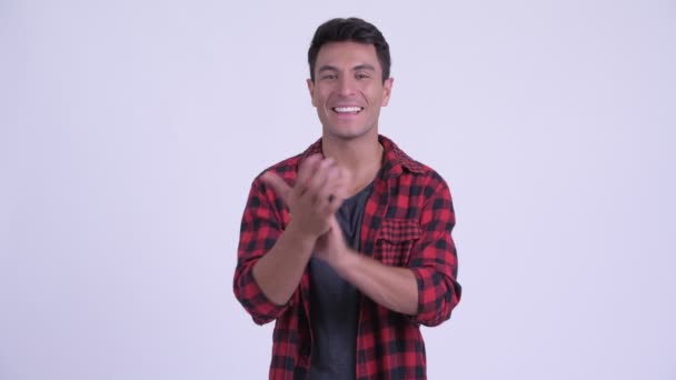 Счастливый молодой латиноамериканец-хипстер хлопает в ладоши — стоковое видео