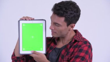 Dijital Tablet gösteren mutlu genç Ispanyol hipster adamın yüzü