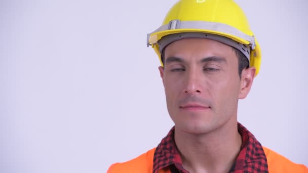 Rostro de joven feliz hispano trabajador de la construcción pensando — Vídeos de Stock