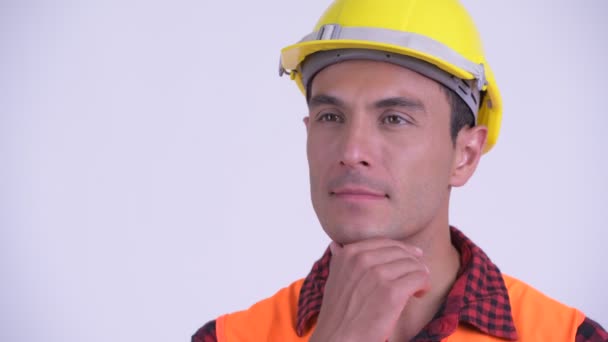 Visage de jeune homme heureux hispanique travailleur de la construction pensée — Video