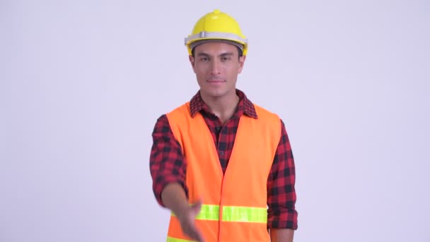 Joven feliz hispano trabajador de la construcción dando apretón de manos — Vídeos de Stock