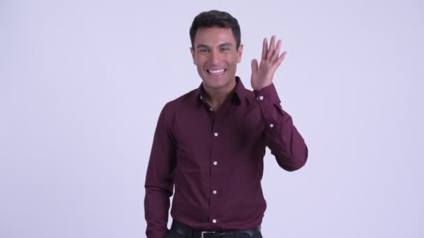 Junger glücklicher hispanischer Geschäftsmann winkt — Stockvideo