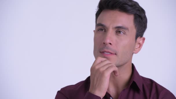 Обличчя молодого щасливого латиноамериканського бізнесмена мислення — стокове відео