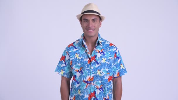 Junger glücklicher hispanischer Touristenmann lächelt — Stockvideo