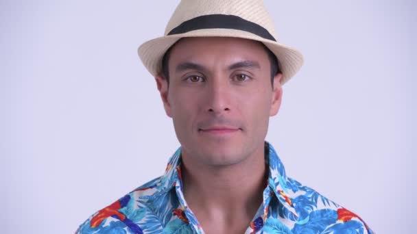 Face av unga lyckliga spansktalande turist mannen leende — Stockvideo