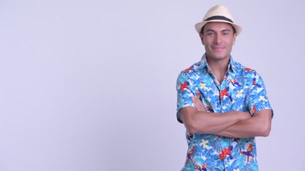 Silah ile gülümseyen genç mutlu Hispanic turist adam profil görünümü geçti — Stok video