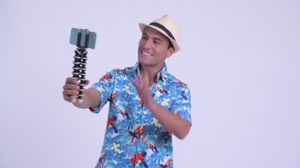 Jovem feliz turista hispânico vlogging homem com telefone — Vídeo de Stock