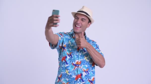 Jonge gelukkige Hispanic toeristische man rekening selfie — Stockvideo