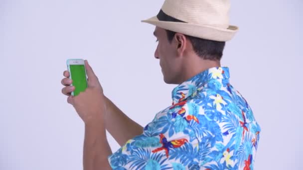 Close-up visão traseira do jovem feliz turista hispânico homem usando telefone — Vídeo de Stock