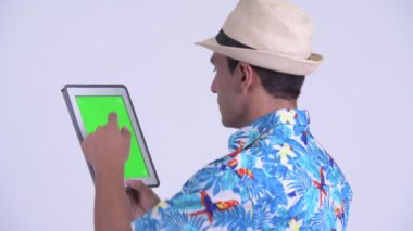 Dijital tablet kullanarak genç mutlu Hispanic turist adam closeup arka görünümü