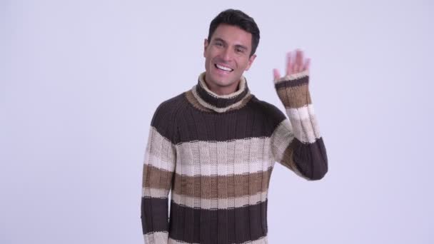 Fiatal boldog hispán ember integetett kézzel készen áll a téli — Stock videók