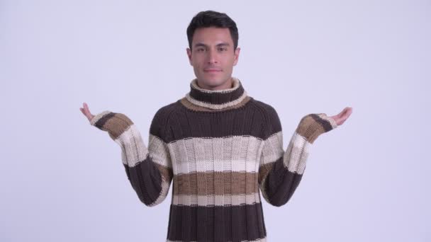 Joven hombre hispano feliz comparando algo listo para el invierno — Vídeo de stock