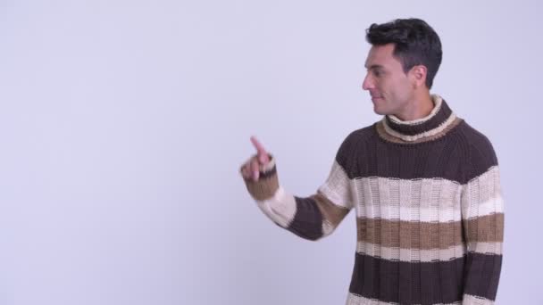 Νέος ευτυχισμένος Ισπανικός άνθρωπος αγγίζει κάτι και διασχίζοντας τα χέρια έτοιμο για το χειμώνα — Αρχείο Βίντεο