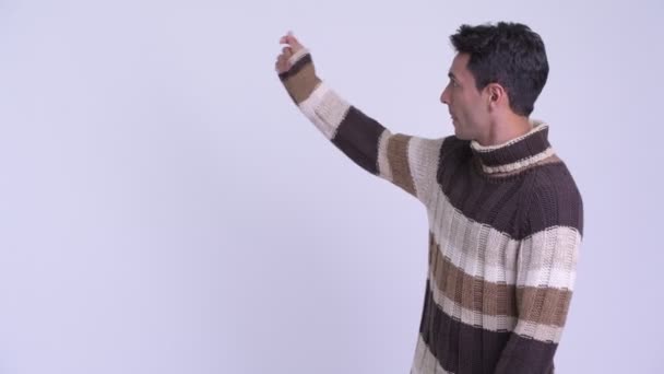 Jonge gelukkige Hispanic man snapping vingers en toont iets klaar voor de winter — Stockvideo