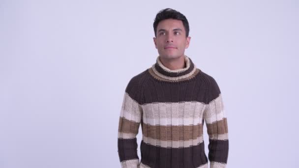 Junge glückliche hispanische Mann immer Geschenk-Box bereit für den Winter — Stockvideo