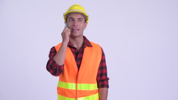 Jovem feliz homem hispânico trabalhador da construção falando ao telefone — Vídeo de Stock