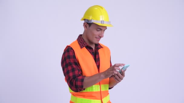 Jonge gelukkige Hispanic man Construction Worker met behulp van telefoon en het krijgen van goed nieuws — Stockvideo