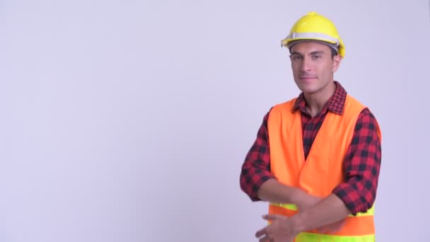 Профиль молодой счастливый латиноамериканец строитель улыбается с скрещенными руками — стоковое видео