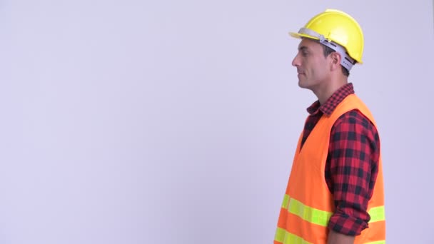 Profil bild av unga lyckliga spansktalande man byggnads arbetare leende — Stockvideo